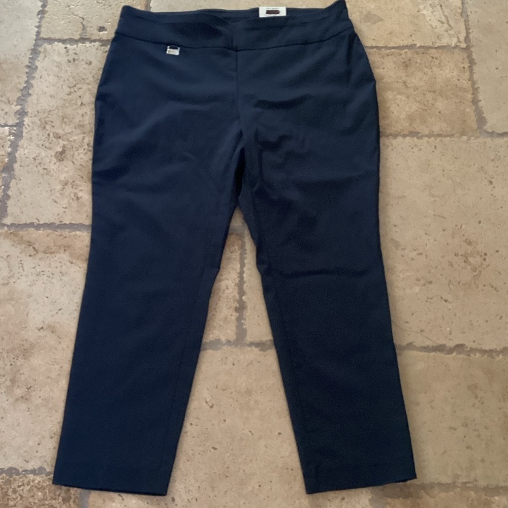 NWT-Alfani Women's Pull-On Essential Capri Pants Modern Navy 16 Petite
PT1